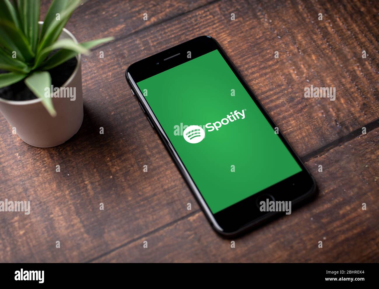 Antalya, TÜRKEI - 25. April 2020. IPhone Smartphone Bildschirm mit Spotify Logo. Covid-19 Coronavirus Quarantäne Aufenthalt zu Hause Konzept Stockfoto