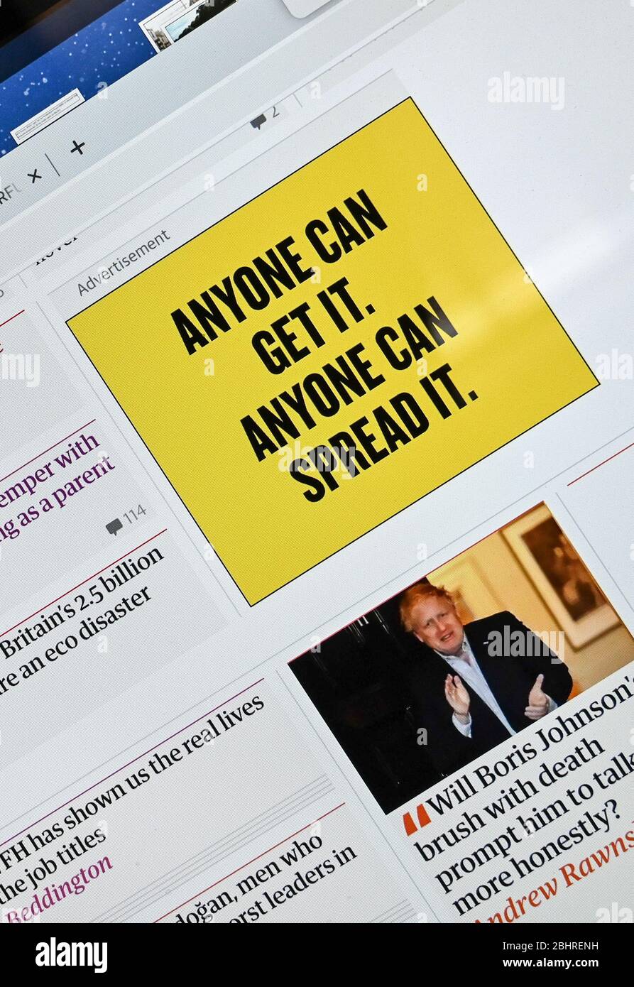 Online-Werbung der Regierung Coronavirus, "jeder kann es bekommen, jeder kann es verbreiten", gegenüber einem Artikel und Foto mit Boris Johnson. Stockfoto