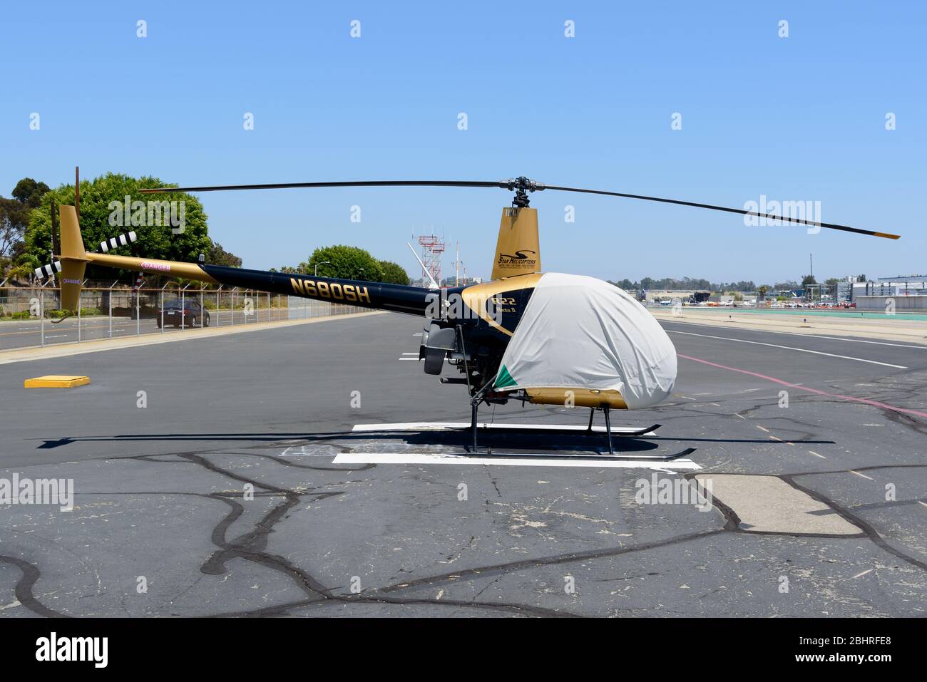 Star Helicopters Robinson R22 abgedeckt. Hubschrauber basiert auf Hawthorne Municipal Airport in der Nähe von Los Angeles, USA. Chopper registriert als N680SH für Charter Stockfoto