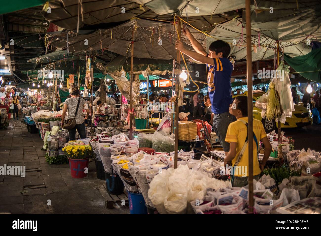 Verkäufer auf dem Pak Khlong Talat Blumenmarkt in Bangkok, Thailand. Stockfoto