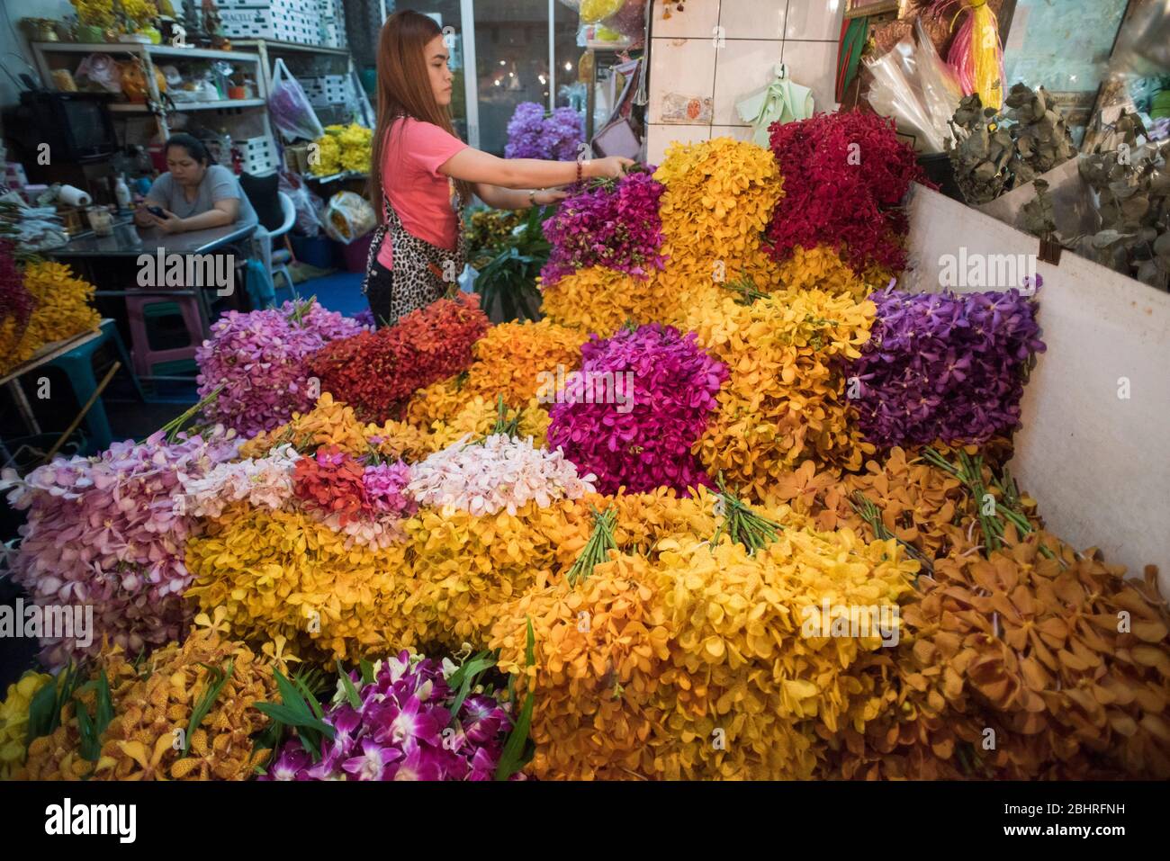 Verkäufer auf dem Pak Khlong Talat Blumenmarkt in Bangkok, Thailand. Stockfoto