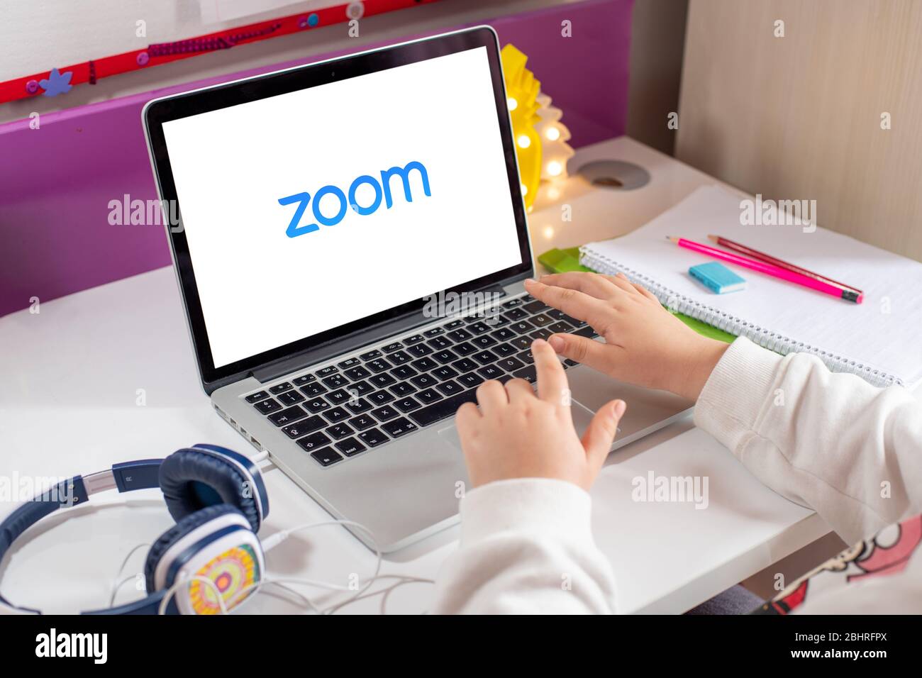 Antalya, TÜRKEI - 24. April 2020. Computer mit Logo der Zoom Cloud Meetings-App. Stockfoto