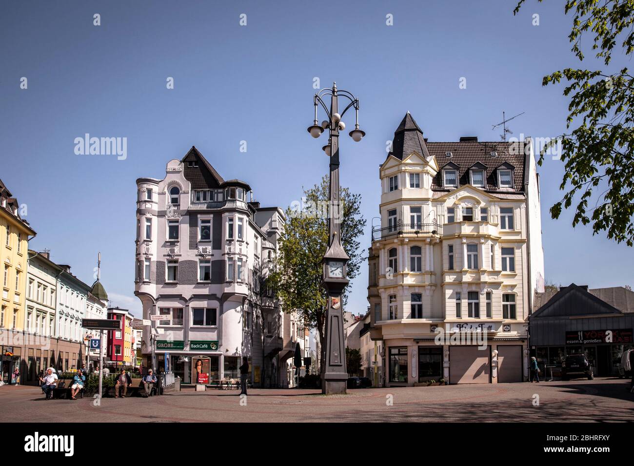 Hoerder Brückenplatz in Dortmund-Hoerde, die gusseiserne Uhr Slim Mathilde, Dortmund, Nordrhein-Westfalen, Deutschland. Hoerder Brückenplatz Stockfoto