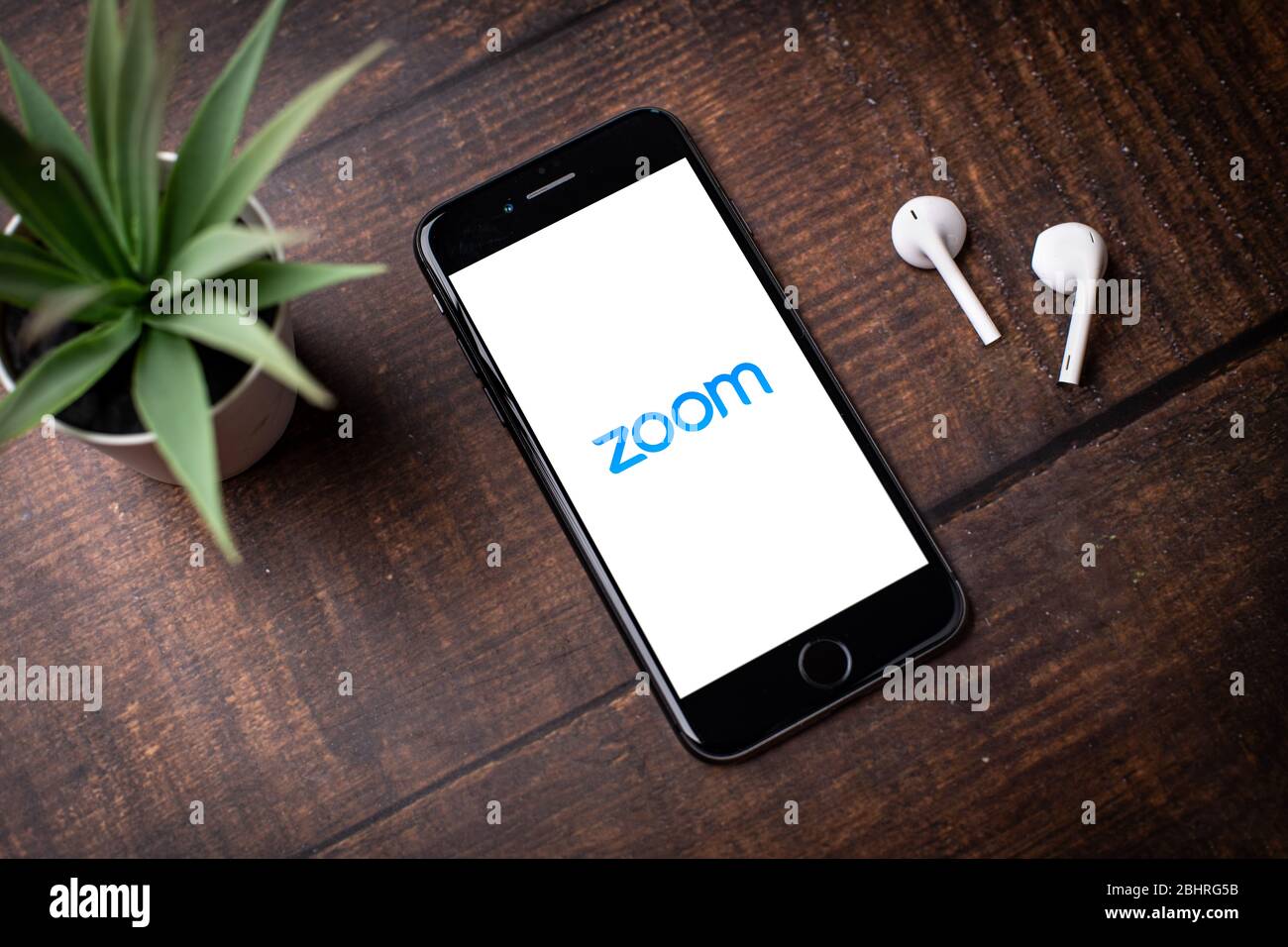 Antalya, TÜRKEI - 26. April 2020. Smartphone mit Logo der Zoom Cloud Meetings-App. Stockfoto