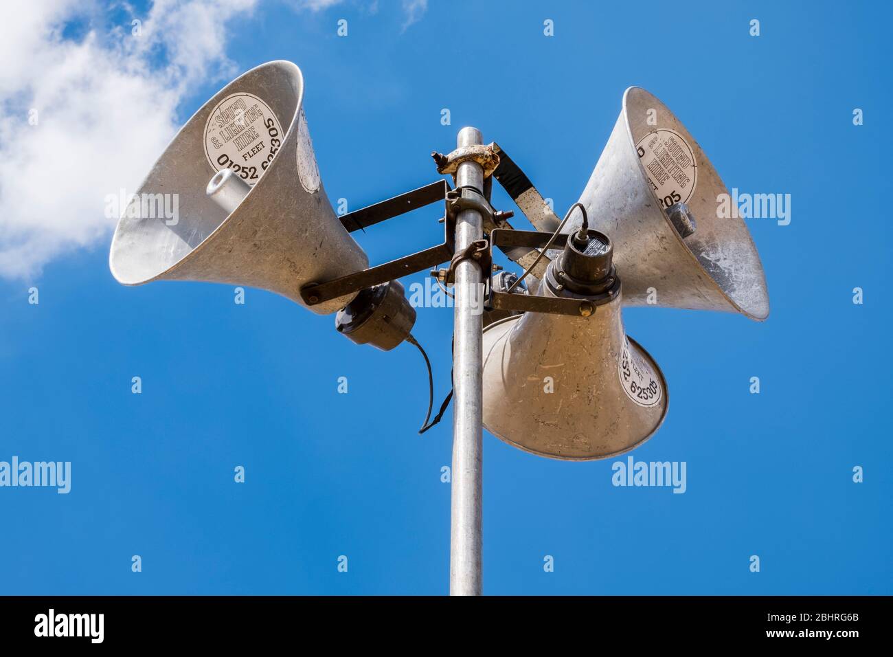 Beschallungssystem, PA Lautsprecher montiert auf einem Mast außerhalb einer öffentlichen Messe Stockfoto