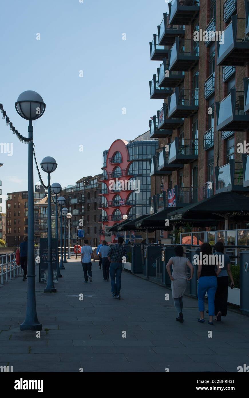 Uferpromenade und Apartments Backstein umgebaute Lagerhäuser auf Butler's Wharf, Shade Thames, London SE1 2YE Stockfoto