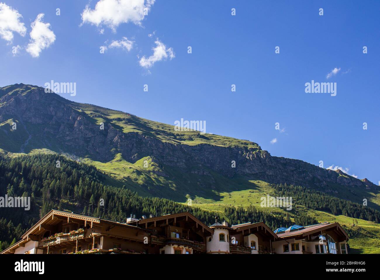 Tuxertal, Österreich - 9. August 2019: Blick auf das Hotel Neuhintertux im Tuxtal Stockfoto