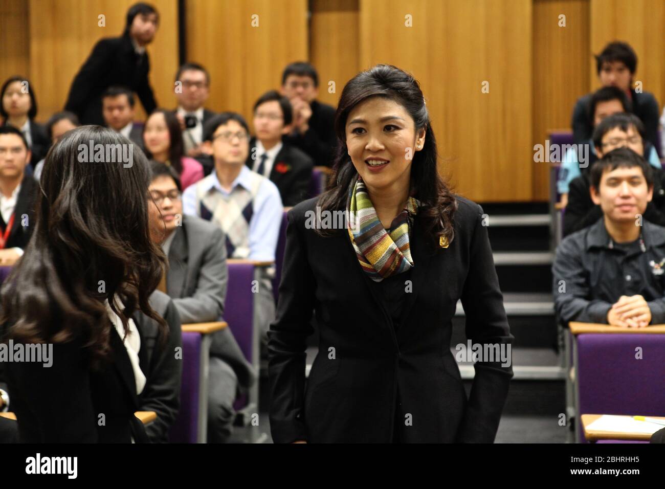 Im November 2012 . Ihre Exzellenz Frau Yingluck Shinawatra, Premierministerin des Königreichs Thailand, stattete dem Vereinigten Kigdom einen offiziellen Besuch ab. Eingeladen von Premierminister David Cameron. Der thailändische Premierminister wurde von wichtigen Mitgliedern des thailändischen Kabinetts begleitet. Am 13. November hatte der thailändische Premierminister eine Audienz mit der Königin. Am 14. November tauschten sich die beiden PM zu verschiedenen Fragen von gemeinsamem Interesse aus, bilateral, regional und global. Zum Ende dieses Treffens haben beide Staats- und Regierungschefs auf die Einrichtung eines strategischen Dialogs und einen neuen Mechanismus zugunsten beider Länder vereinbart. Stockfoto