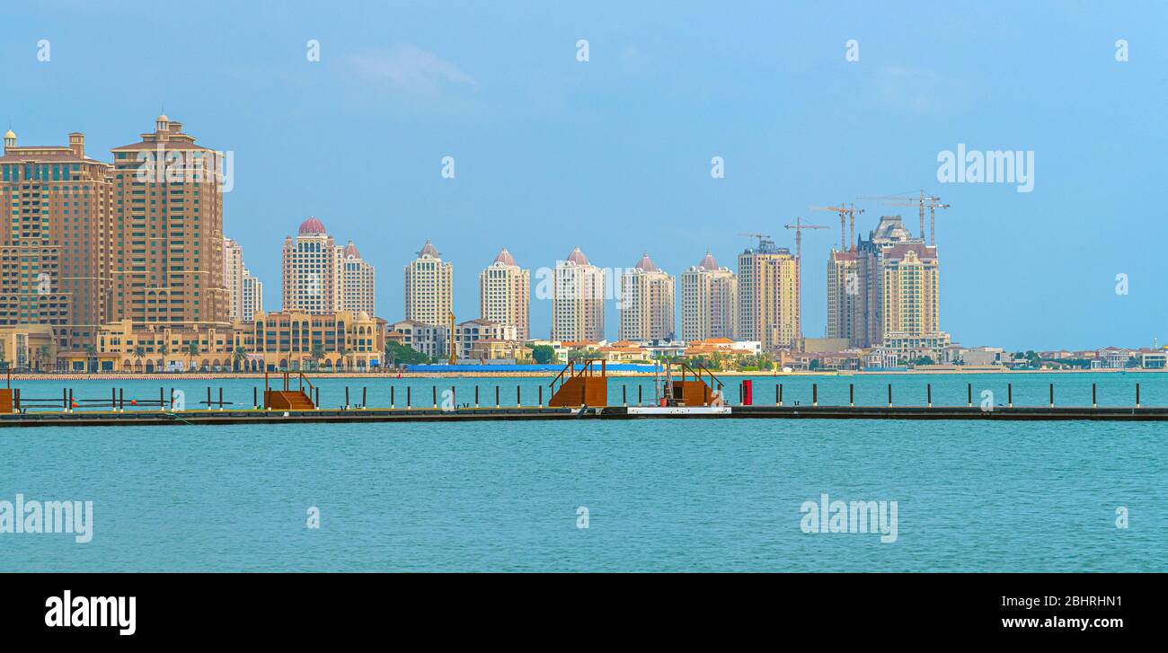 Doha, Katar – Nov. 21. 2019. Wohnhäuser auf Pearl Island Stockfoto