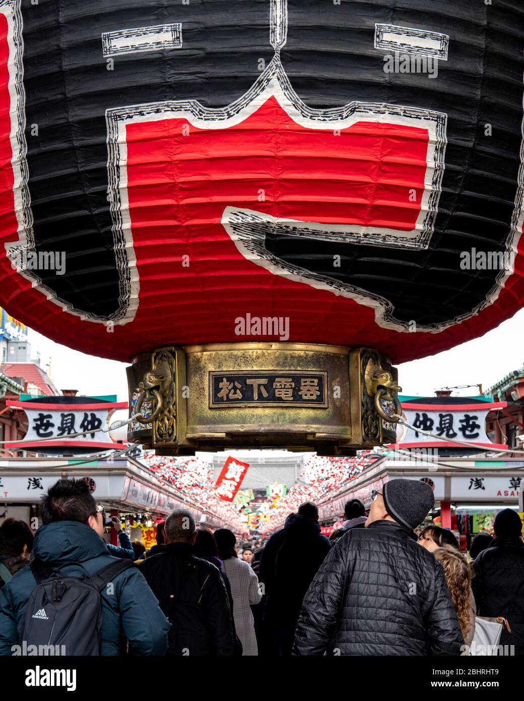 TOKIO, JAPAN - 15. JANUAR 2019: Nahaufnahme der großen roten Laterne, Chochin am Kaminarimon-Tor Sensoji-Tempel, Asakusa Kannon-Tempel. Stockfoto