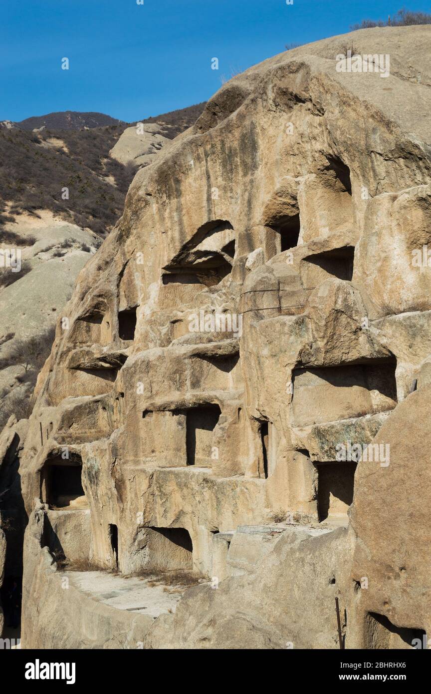 Alte Klippenwohnungen der Guyaju Höhlen im Yanqing Bezirk, Provinz Hebei, etwa 80 Kilometer nordwestlich von Peking, größte Stätte einer alten Höhle r Stockfoto