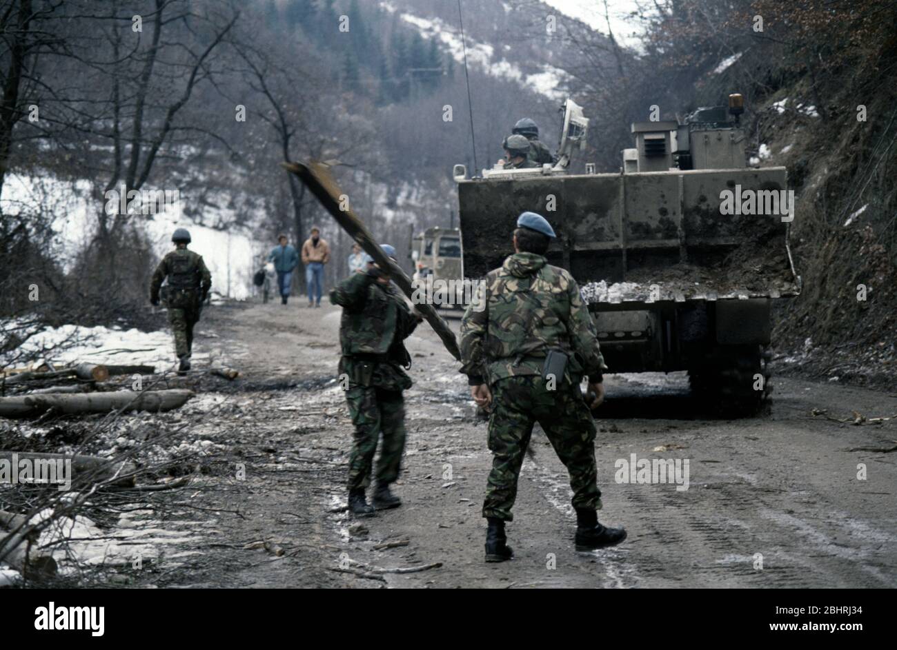 5. Februar 1994 während des Krieges in Zentralbosnien: Britische Soldaten, unterstützt von einem gepanzerten Bulldozer, räumen eine Barrikade von Baumstämmen, die entworfen wurden, um Hilfskonvois auf der Route Diamond zwischen Gornji Vakuf und Vitez zu blockieren. Stockfoto