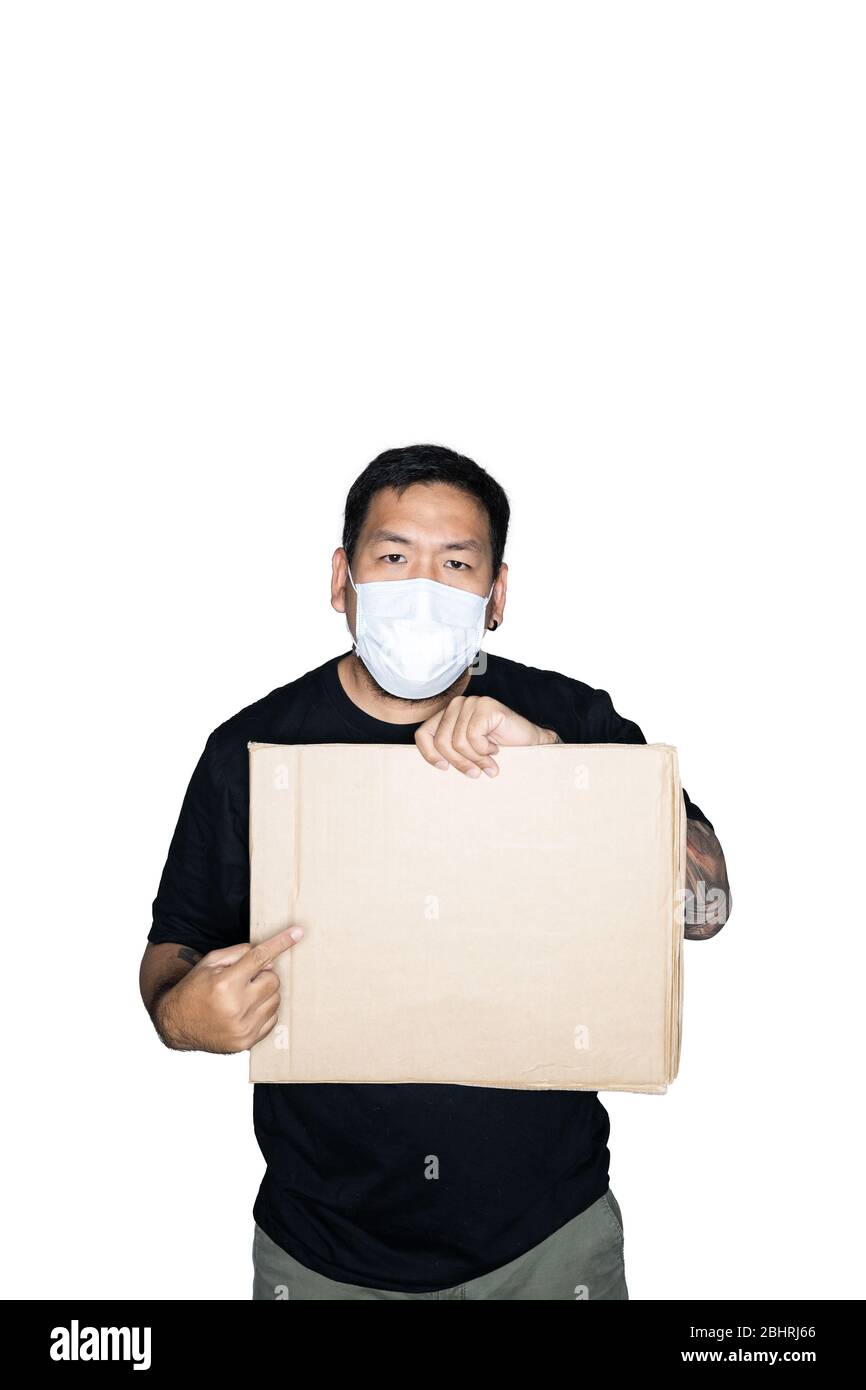 Bärtige asiatische Männer Arbeiter in schwarzen T-Shirts mit medizinischer Maske gekleidet hält und zeigen auf Karton in weißem Hintergrund.das Konzept des Protests, attenti Stockfoto