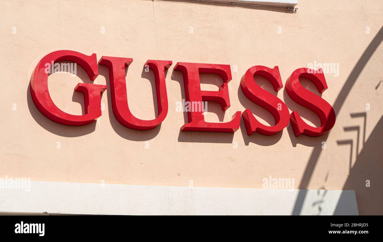 Palma de Mallorca, Spanien - 23. September 2017: Guess-Schild. Guess ist eine amerikanische Bekleidungsmarke und -Einzelhändler. Stockfoto