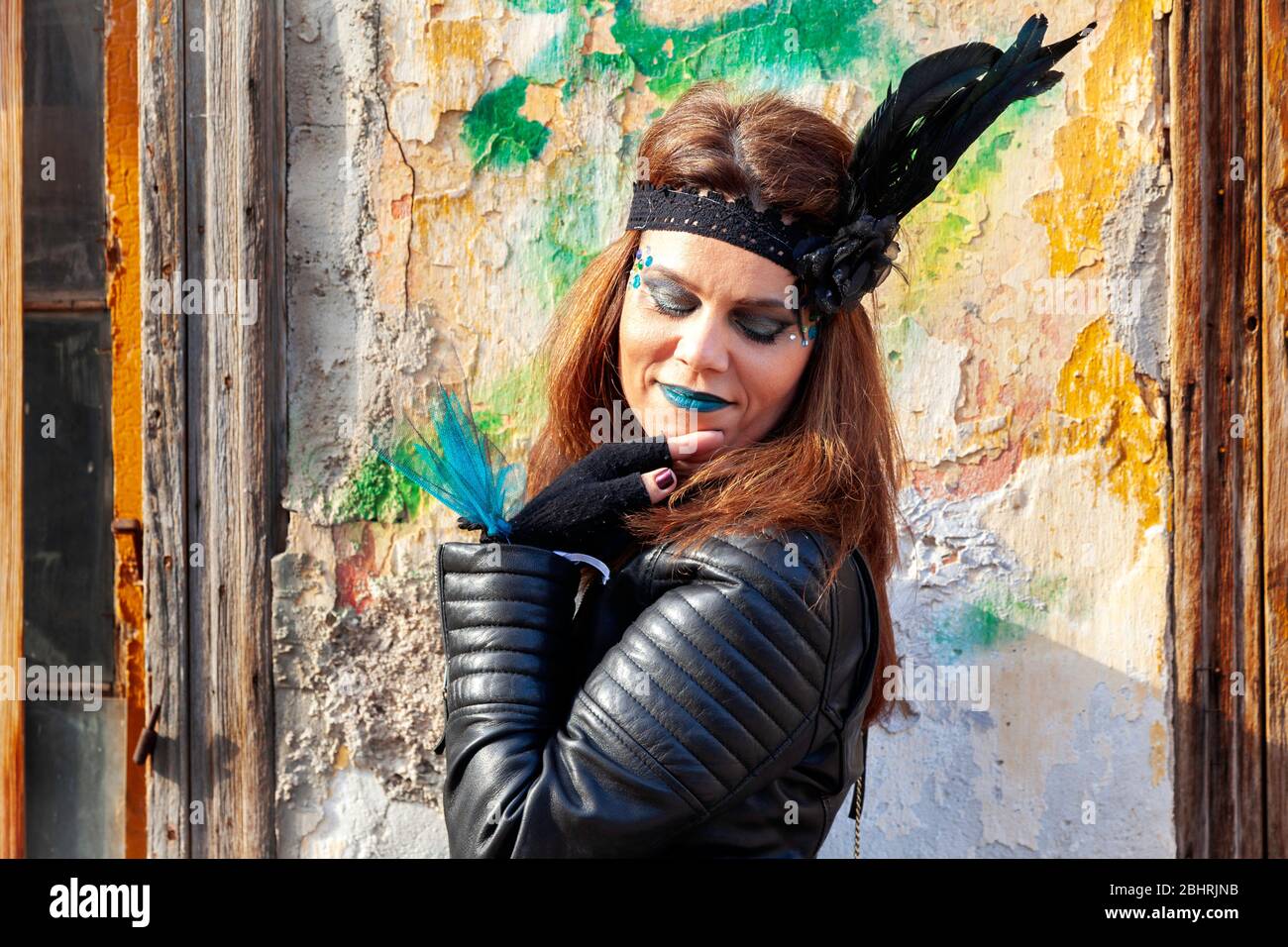 Schöne Frau während der jährlichen Karnevalsfeier von Metaxourgeio, in Athen, Griechenland, Europa. Stockfoto