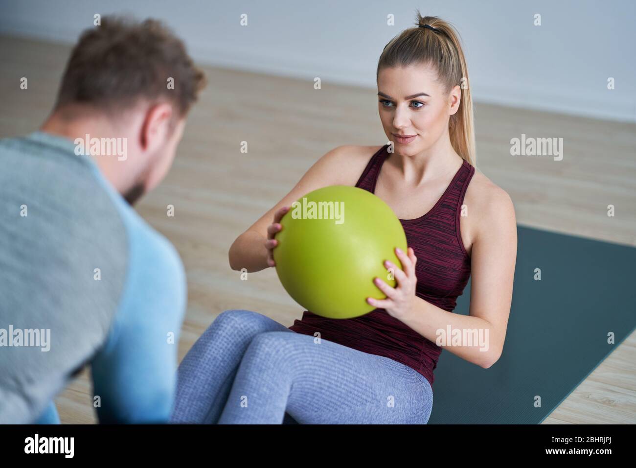 Frau mit ihrem persönlichen Fitness-Trainer Stockfoto