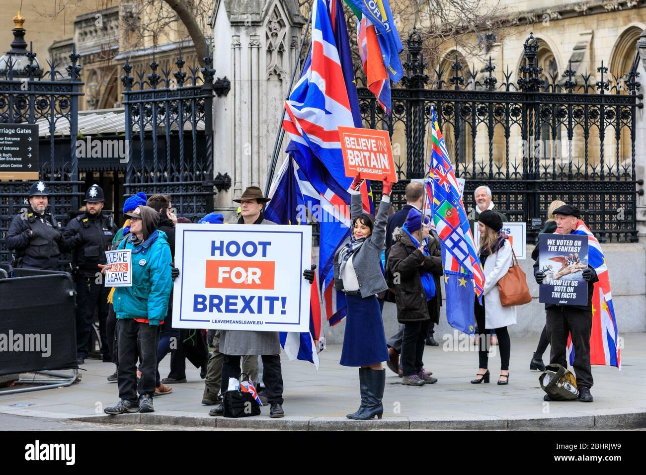 Für den Brexit-Wahlkampf ist Lydia Grant, Mitte, mit dem Plakat "Glauben an Großbritannien" im Parlament in Westminster, London, Großbritannien Stockfoto