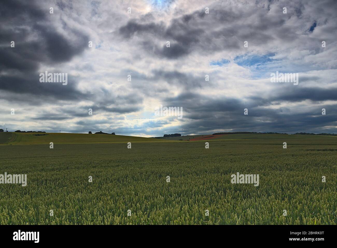 Dunkle Wolken über den Lincolnshire Wolds Stockfoto