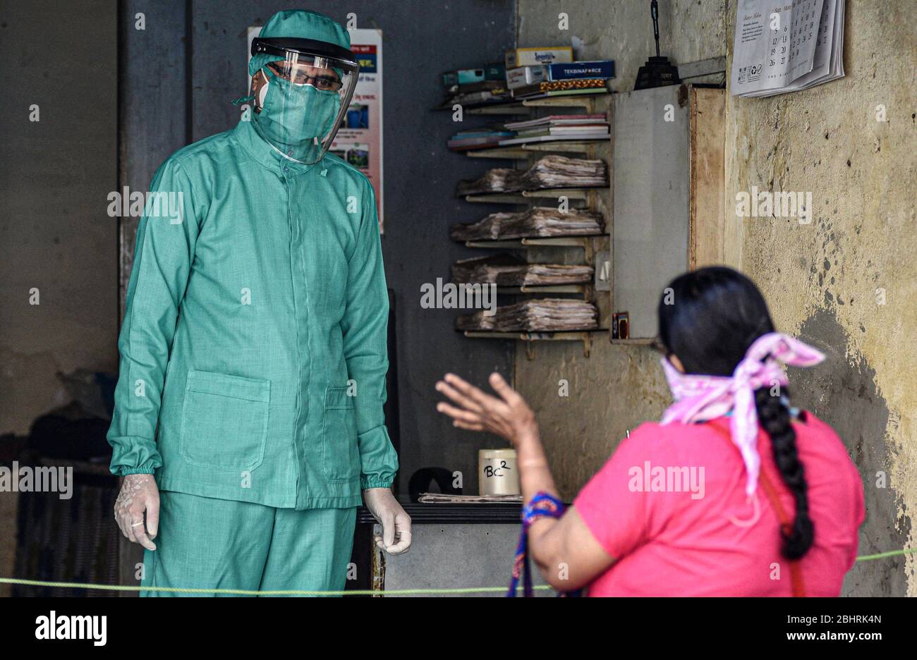 Mumbai, Indien. April 2020. Während einer landesweiten Sperre in Mumbai, Indien, am 27. April 2020, wird ein Mitarbeiter im Gesundheitswesen in einem Wohngebiet gesehen. Indiens Bundesgesundheitsministerium sagte am Montagabend 14 neue Todesfälle aufgrund von COVID-19, und 488 positive Fälle wurden seit dem Morgen im ganzen Land gemeldet, so dass die Zahl der Todesfälle auf 886 und die Gesamtzahl der Fälle auf 28,380 gestiegen ist. Kredit: Str/Xinhua/Alamy Live News Stockfoto