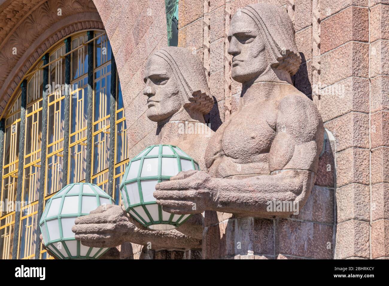 Granitfiguren, die Lampen am Hauptbahnhof halten. Helsinki, Finnland, Europa Stockfoto