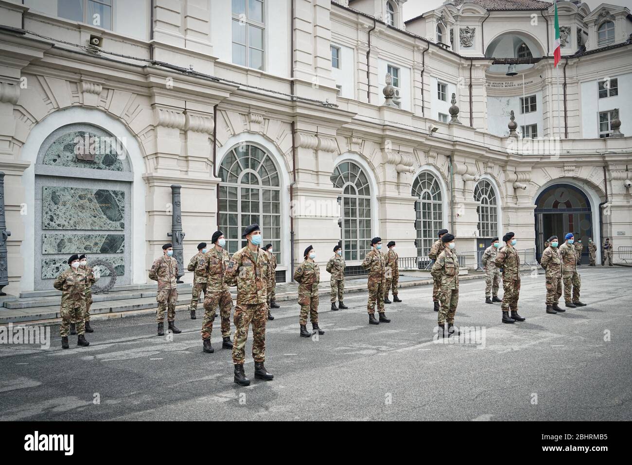 Neue Militärschwestern sollen in Pflegeheimen eingesetzt werden, um das regionale Gesundheitssystem bei der Bewältigung des Coronavirus-Notstands zu unterstützen. Turin, Italien - April 2020 Stockfoto