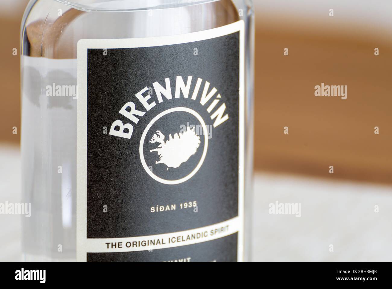 Flasche Brennivín, klarer, ungesüßter Schnaps, der als Islands typisches, traditionelles destilliertes Getränk gilt, das normalerweise mit Hákarl getrunken wird. Stockfoto