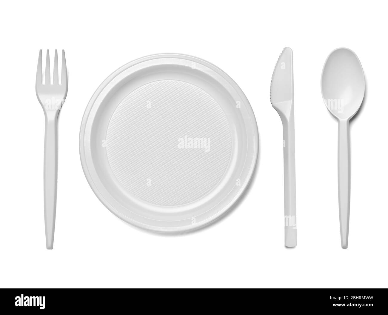 Nahaufnahme von Kunststoff-Besteck Löffel, Gabel, Messer und Teller auf weißem Hintergrund Stockfoto