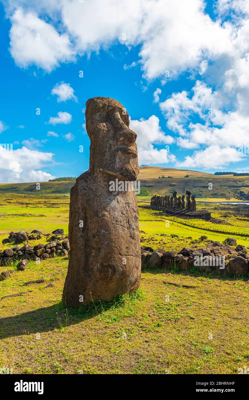Vertikale Moai Statue mit Ahu Tongariki im Hintergrund, Rapa Nui (Osterinsel), Chile. Stockfoto