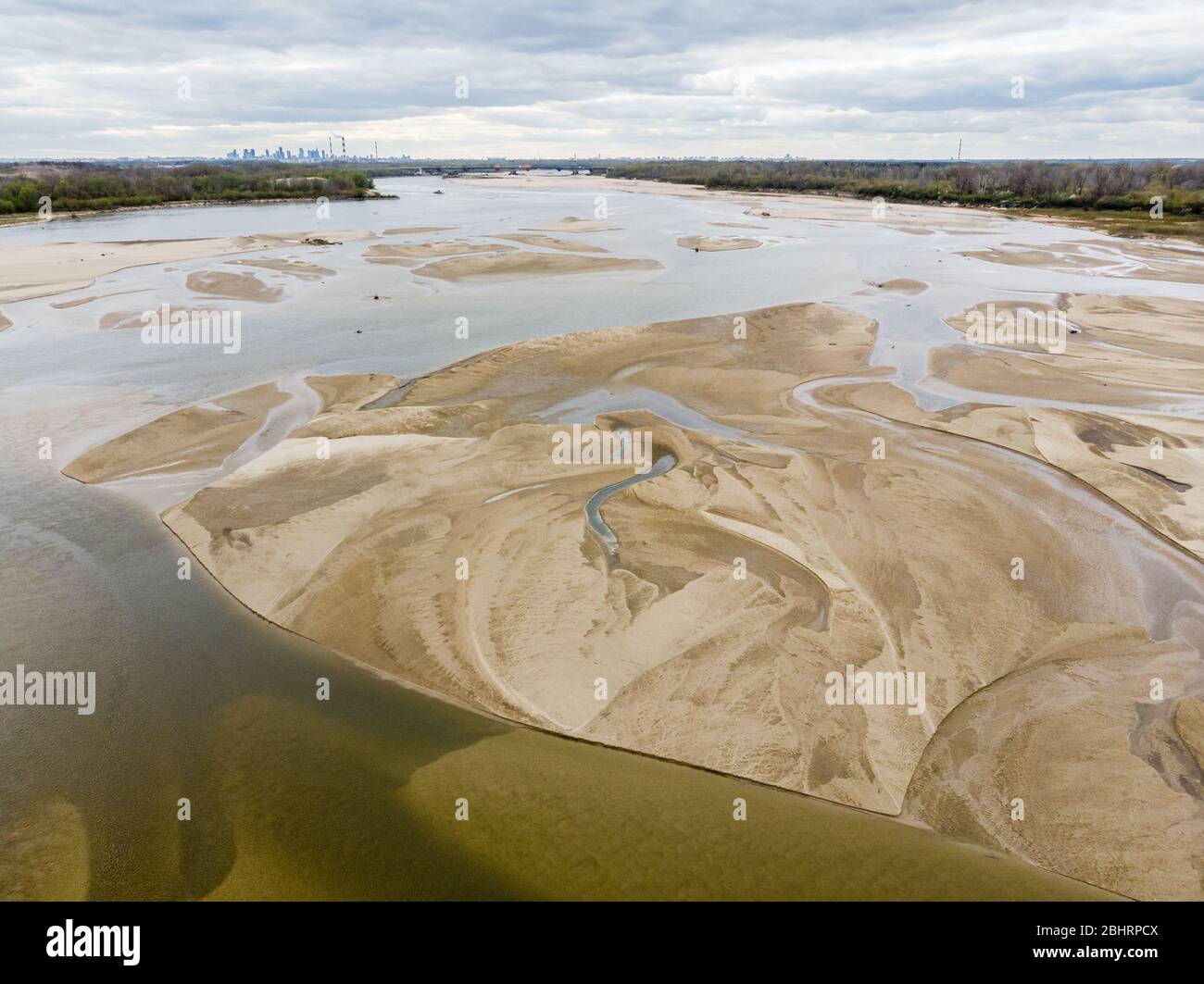 Niedriger Wasserstand in der Weichsel bei Warschau, der Hauptstadt Polens. Europa trocknet aus, der Wasserstand in Flüssen und Seen ist alarmierend Stockfoto