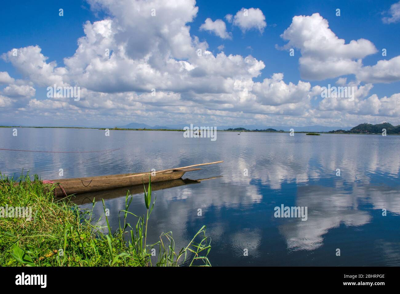 Boot und Landschaft am See loktak Stockfoto