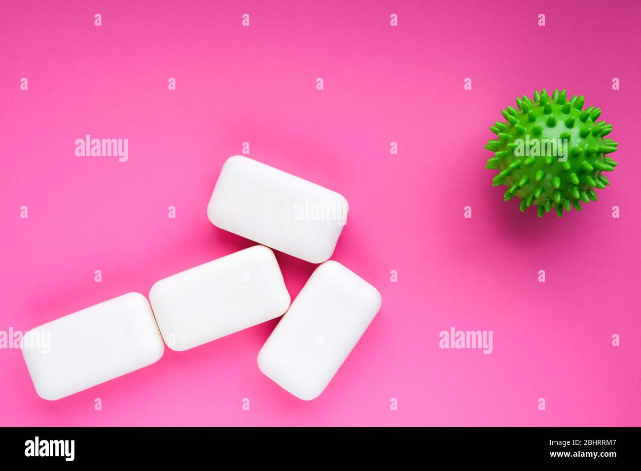 Symbolische Viren oder Bakterien oder Keimzellen, die von Seifenstücken gezielt werden. Konzept der Epidemiologieprävention. Hygiene und Gesundheitsschutz. Stockfoto