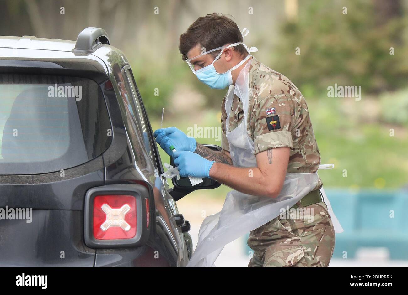 Chessington, Großbritannien. April 2020. Militärpersonal testet NHS-Mitarbeiter an einer NHS-Coronavirus-Fahrt durch die Testanlage in Chessington, südwestlich von London. Quelle: James Boardman/Alamy Live News Stockfoto