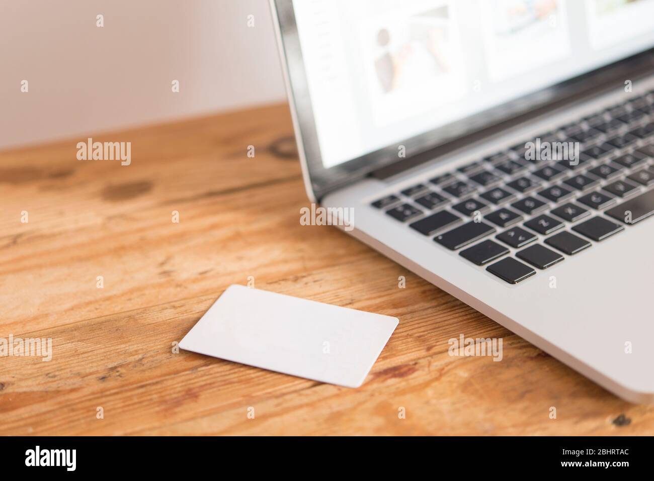 Draufsicht auf Mann, der Kreditkarte für Online-Shopping verwendet Stockfoto