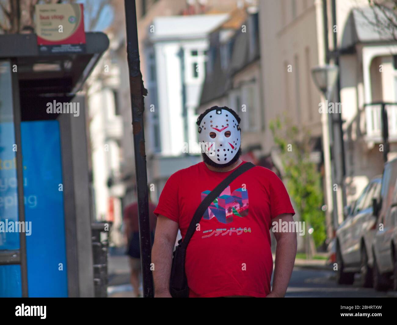 Während der Coronavirus-Epidemie trägt ein Mann in Brighton eine Eishockeymaske Stockfoto