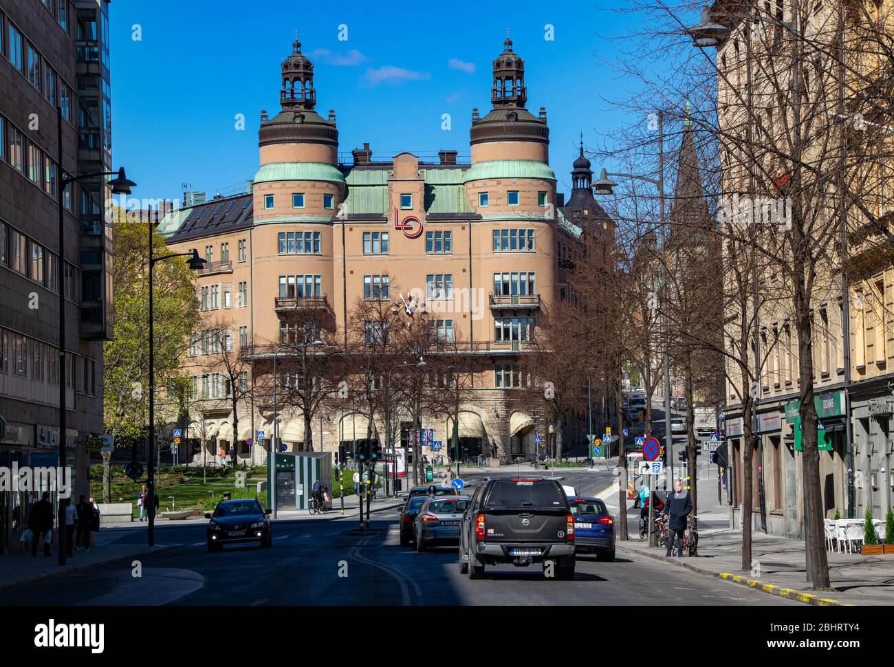 Verkehr vor dem berühmten Gebäude, bekannt als "LO-borgen" im Zentrum von Stockholm. Seit 1926 Sitz des schwedischen Gewerkschaftsbundes. Stockfoto