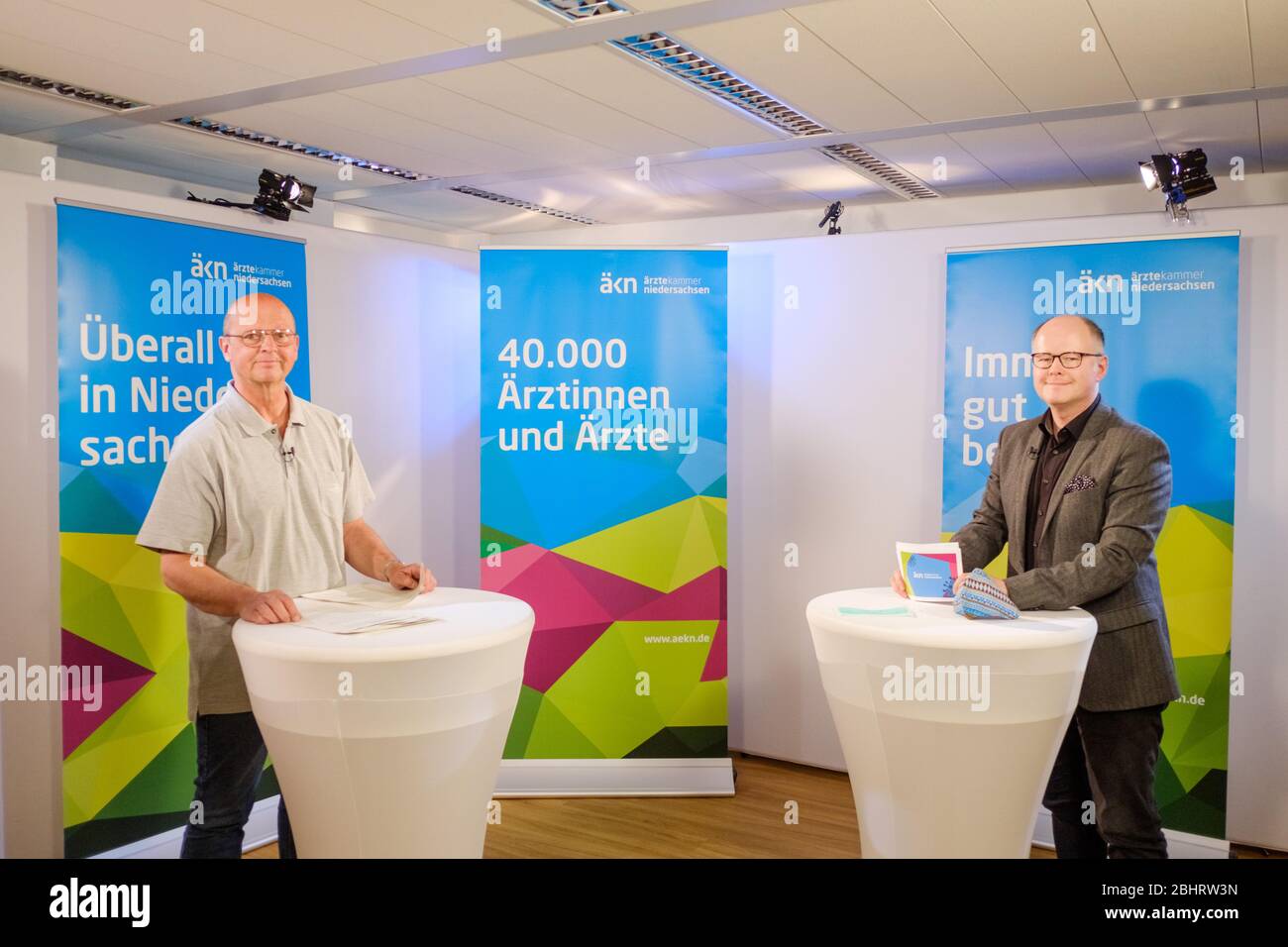 27. April 2020, Niedersachsen, Hannover: Matthias Stoll (l.), Infektiologe an der Medizinischen Hochschule Hannover (MHH), und Thomas Spieker, Pressesprecher der Ärztekammer Niedersachsen, stehen für einen Live-Vortrag im Ärzteverband Niedersachsen (ÄKN) zur Verfügung. Das ÄKN gibt wöchentlich ein Live-Gespräch mit dem Infektiologen Stoll. Foto: Ole Spata/dpa Stockfoto