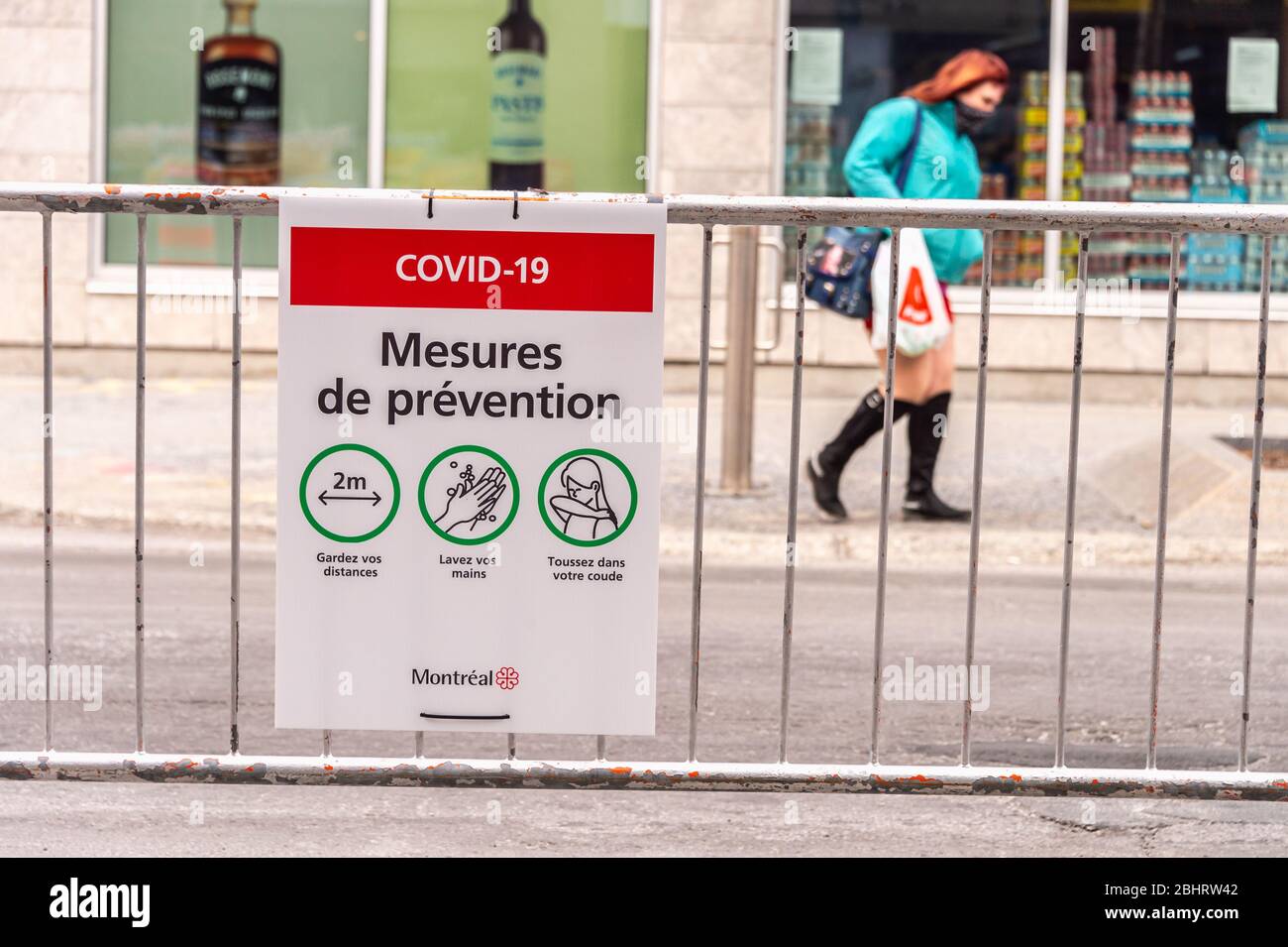 Montreal, CA - 27. April 2020: Covid-19 Sicherheitsrichtlinie französisch Schild auf Masson Straße Stockfoto