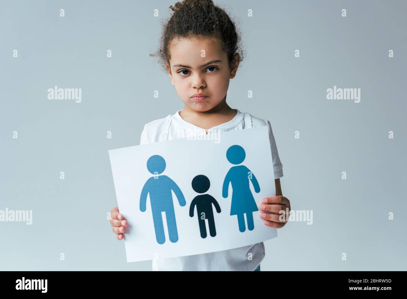 Ernst afroamerikanischen Kind Papier mit gezeichneten Familie isoliert auf grau, Adoption Konzept Stockfoto