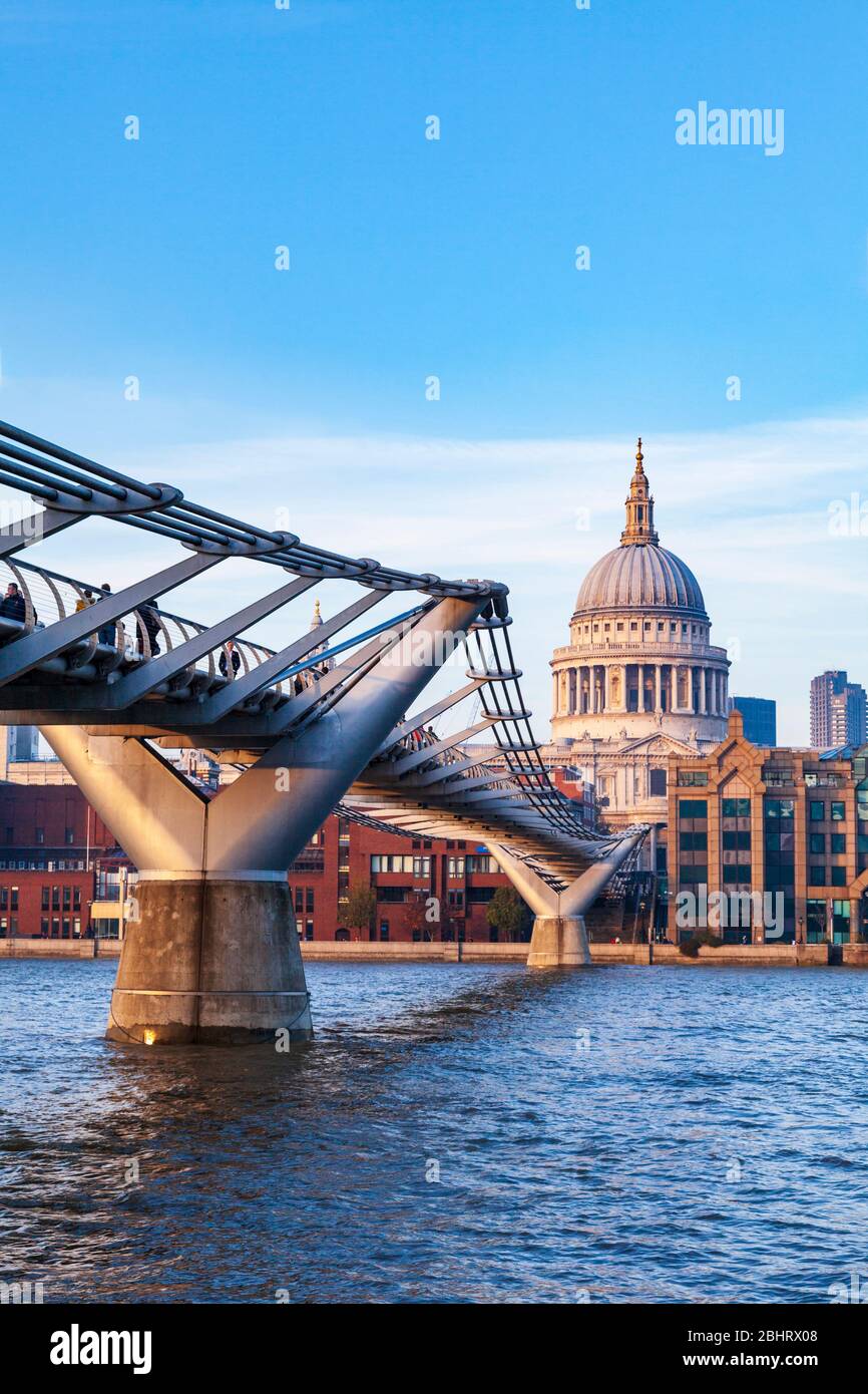 Am späten Nachmittag einen Blick auf die Millennium Foot Bridge, St Pauls Cathedral und dem nördlichen Ufer der Themse, London, England Stockfoto