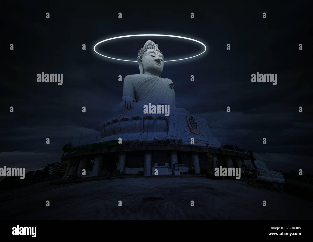 Imaginary World - Große Buddha Statue Beleuchtet Von Neon Ring In The Air An Der Maravija Buddha Statue Auf Dem Nakkerd Hügel, Phuket, Thailand Stockfoto