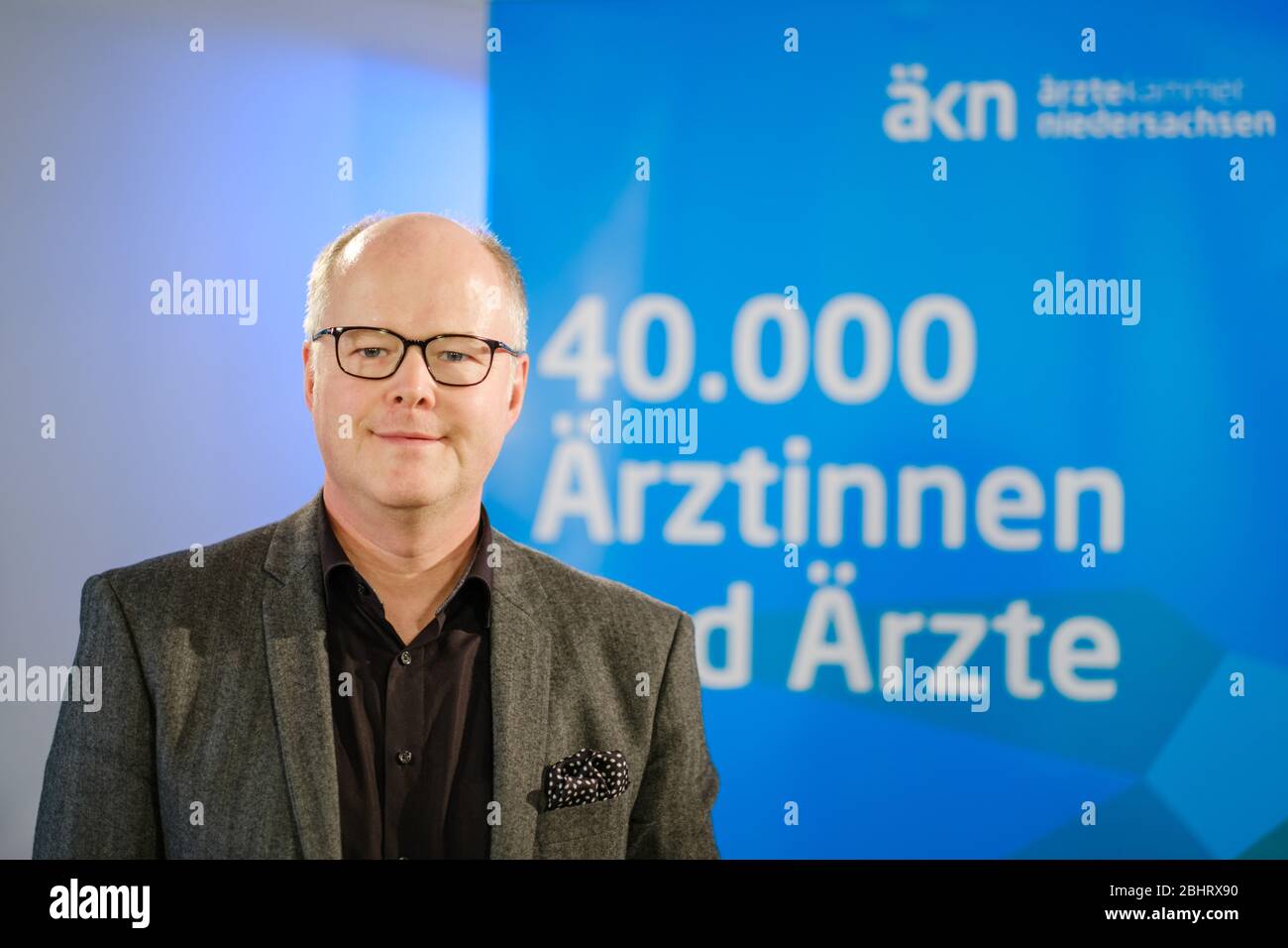 Hannover, Deutschland. April 2020. Thomas Spieker, Pressesprecher der Ärztekammer Niedersachsen, steht für einen Live-Vortrag im Ärzteverband Niedersachsen (ÄKN) zur Verfügung. Das ÄKN gibt wöchentlich ein Live-Gespräch mit dem Infektiologen Stoll. Kredit: Ole Spata/dpa/Alamy Live News Stockfoto