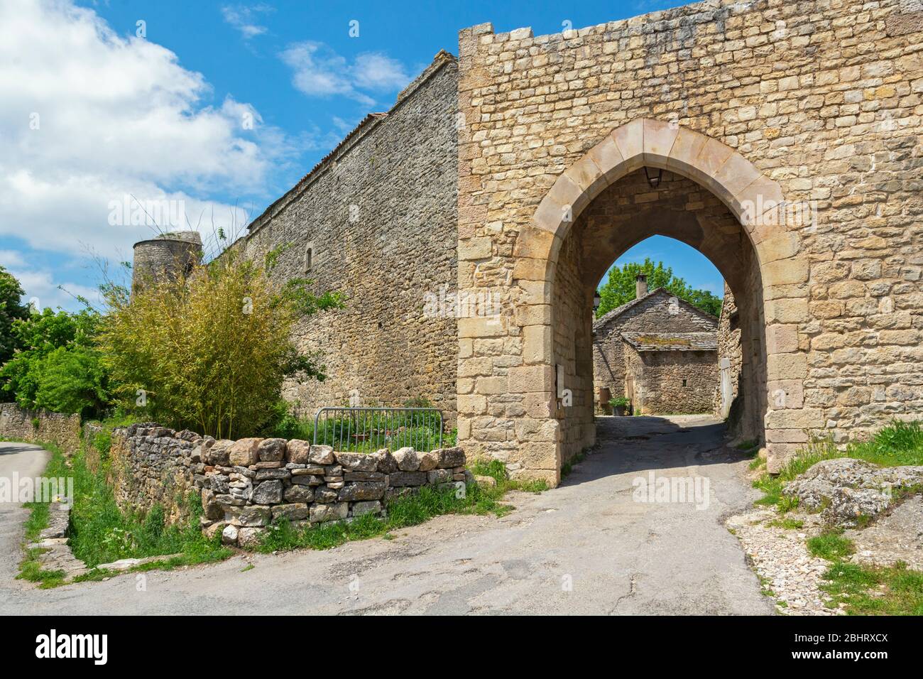 Frankreich, La Couvertoirade, befestigte Stadt im Besitz der Tempelritter 12-13C, ersetzt durch Hospitalers 14C, Portal d'Aval (Südtor) Stockfoto