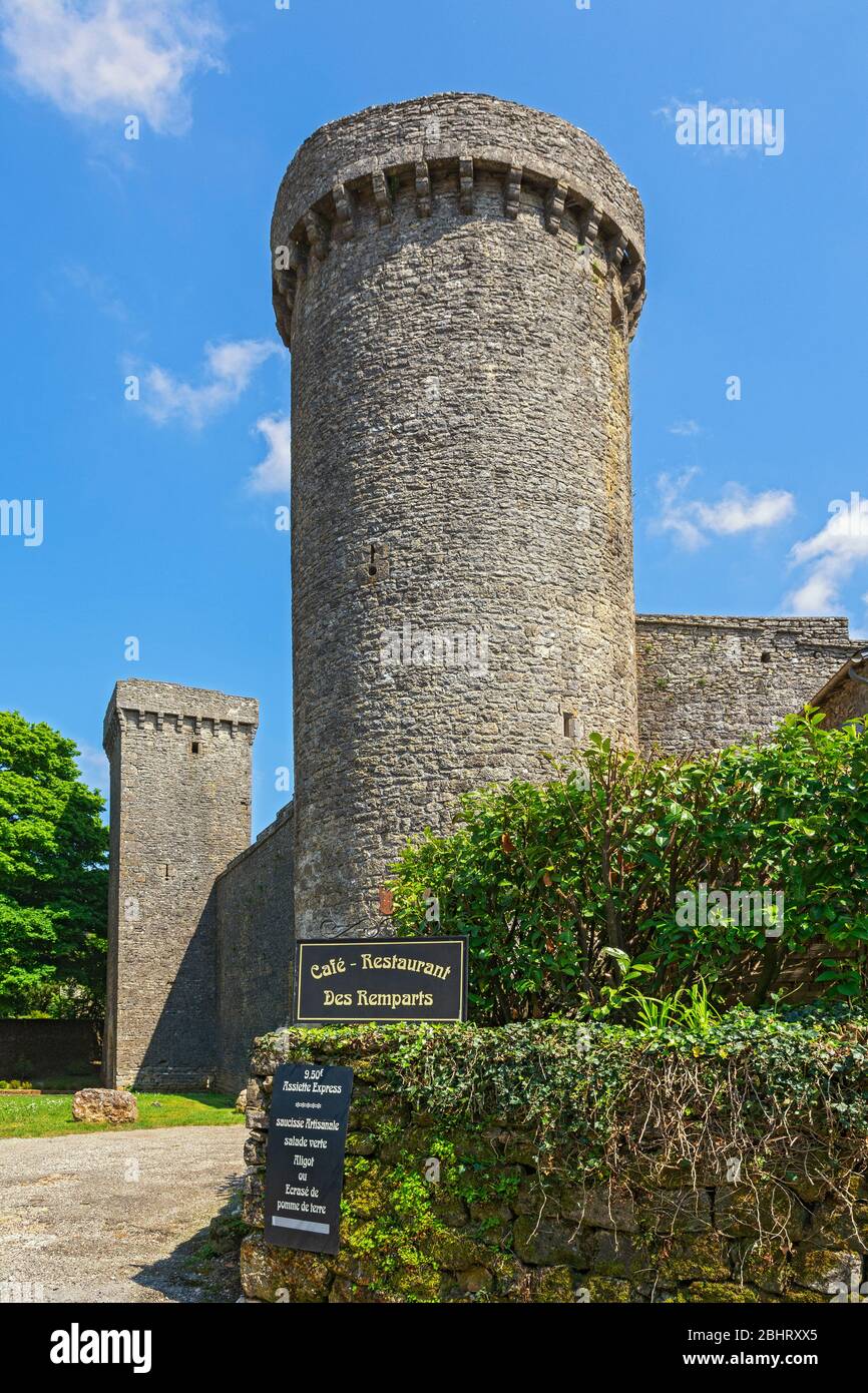 Frankreich, La Couvertoirade, befestigte Stadt im Besitz der Tempelritter 12-13C, ersetzt durch Hospitalers 14C, Portal d'Amoun, Tor, Bastion, Restaurant Stockfoto