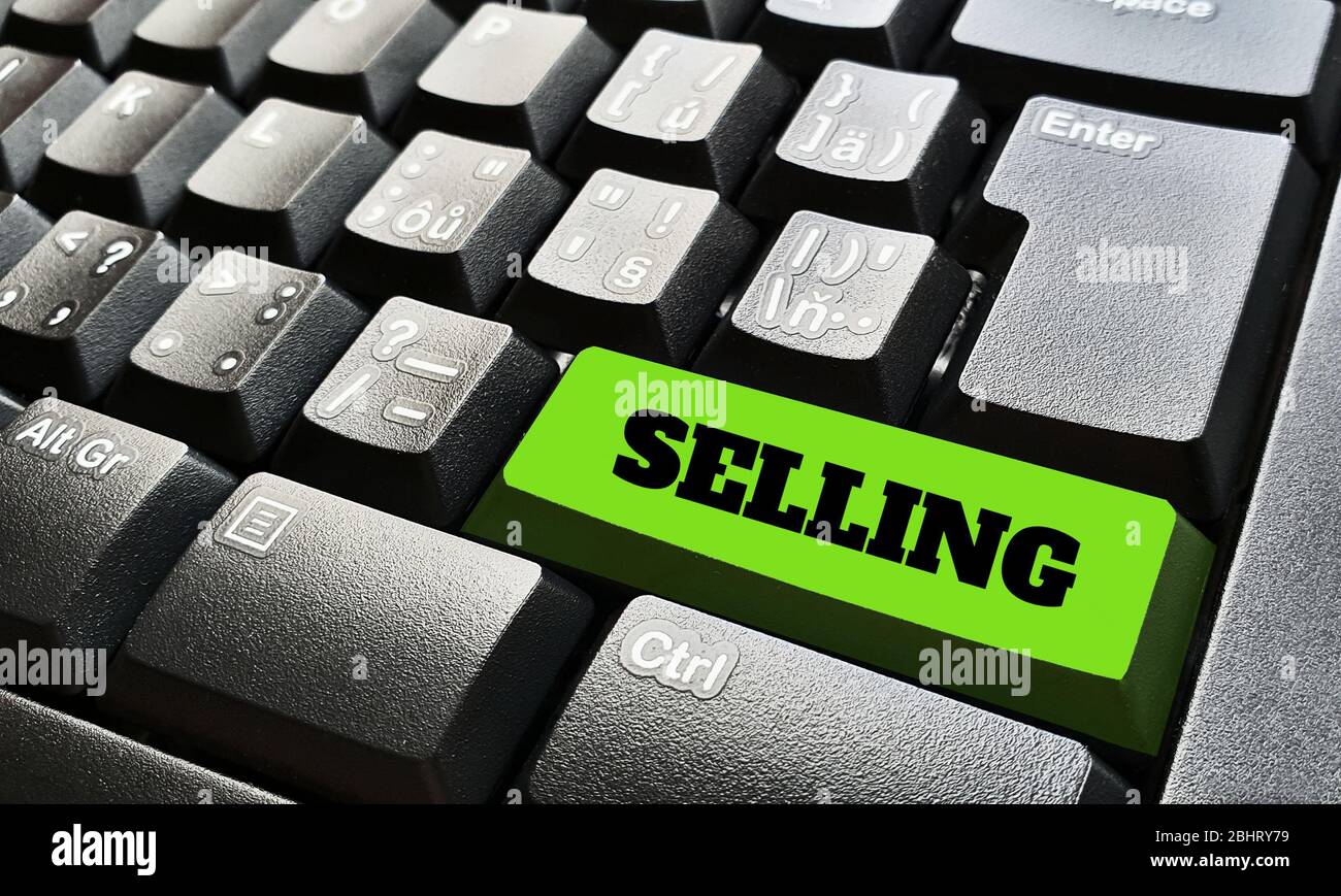 Schwarze Tastatur mit einer grünen Taste, die mit einem Verkaufsschild gekennzeichnet ist. Stockfoto
