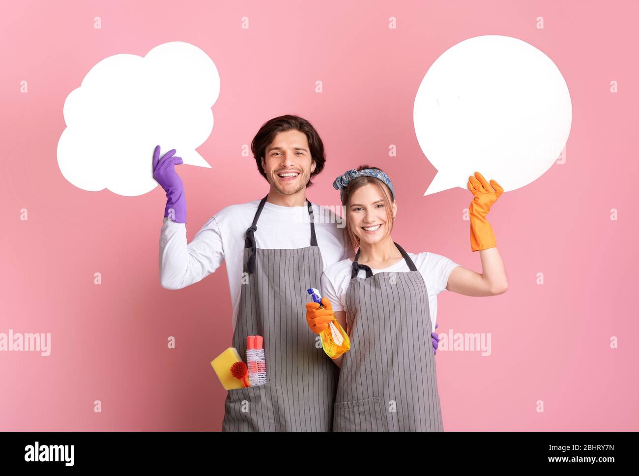 Leere Sprechblasen In Händen Von Professional Cleaners Paar Stockfoto Leere Sprechblasen In Händen Von Professional Cleaners Paar Stockfoto