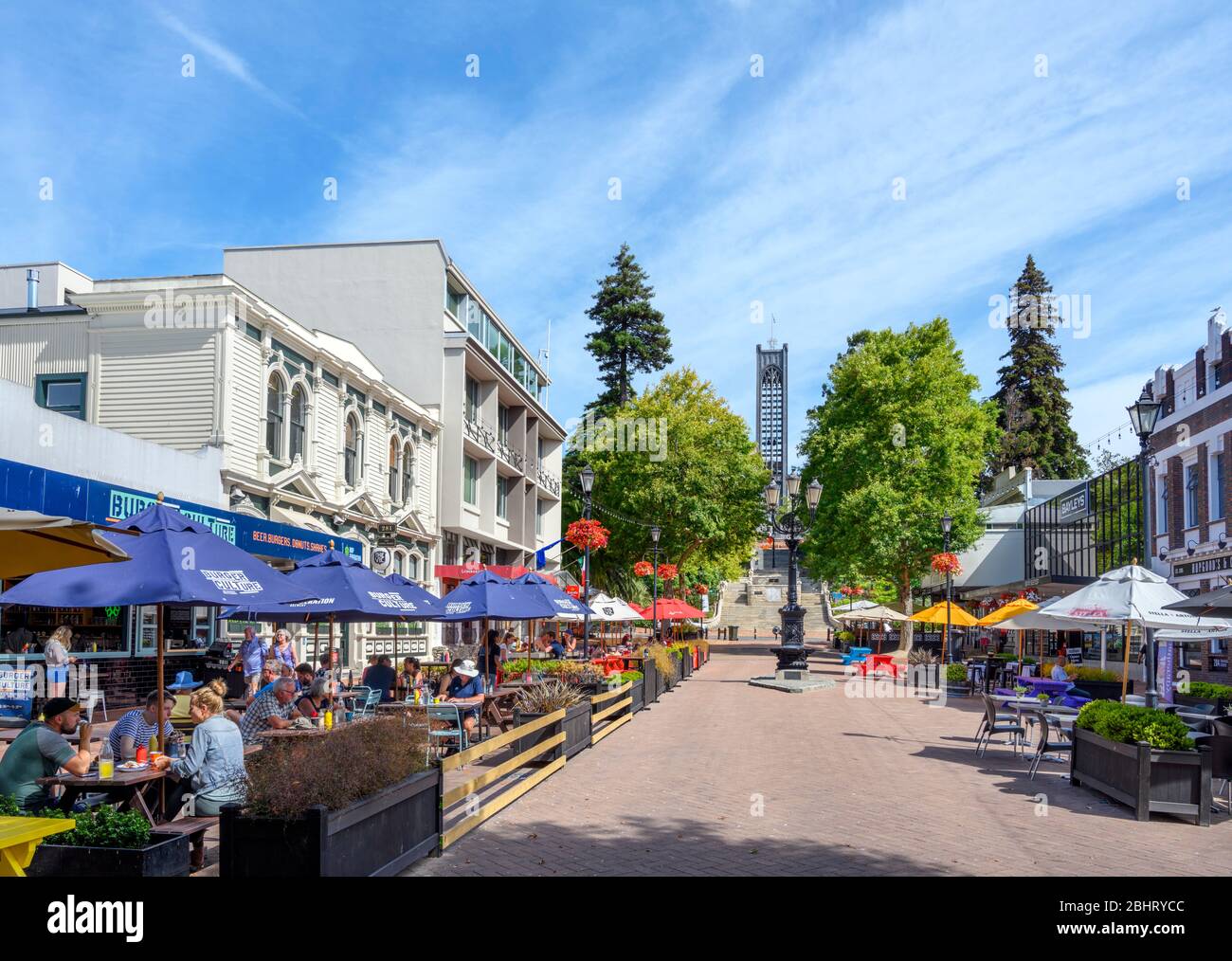 Nelson Neuseeland. Cafés, Bars und Restaurants auf der Trafalgar Street mit Blick auf die Kirchturm von Christ Church Cathedral, Nelson, Neuseeland. Stockfoto