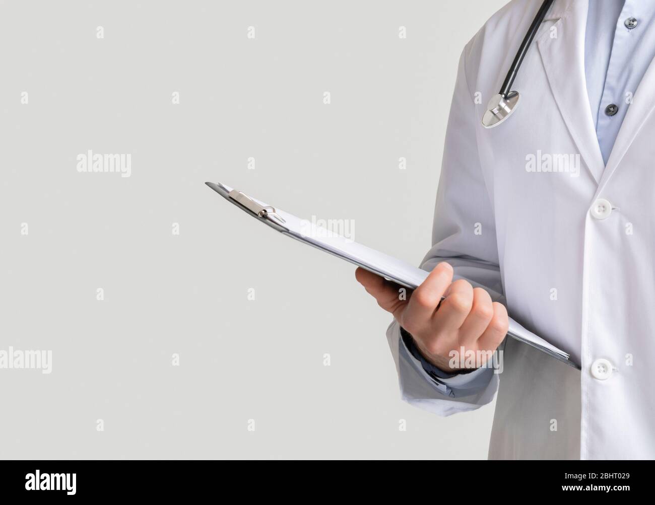 Zugeschnittenes Bild Von Männlichen Arzt Holding-Ordner Mit Medizinischen Berichten, Nahaufnahme Stockfoto