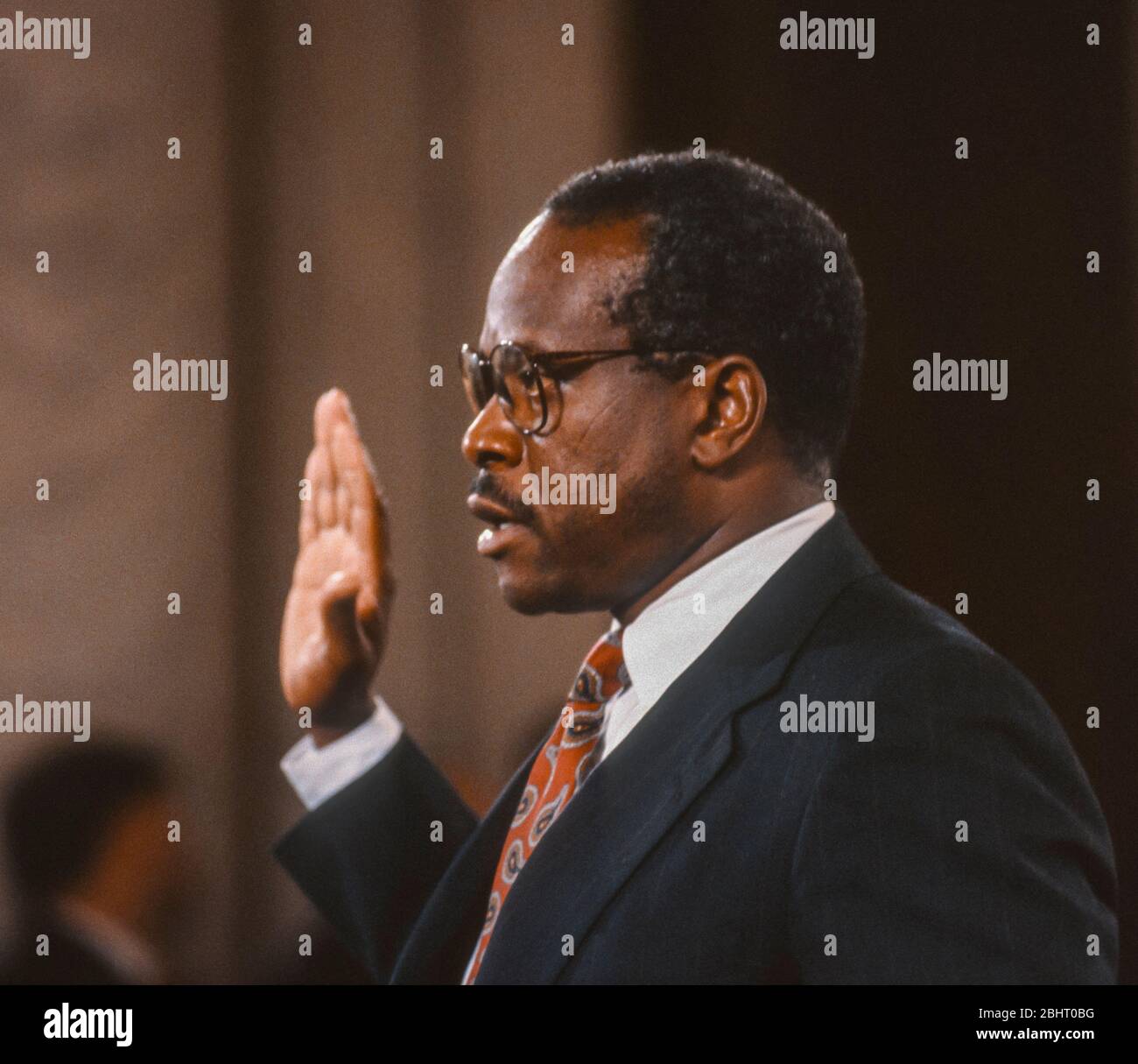 WASHINGTON, DC, USA, 11. OKTOBER 1991: Der Kandidat des Obersten Gerichtshofs Clarence Thomas legt vor dem Justizausschuss des Senats einen Eid ab. Stockfoto