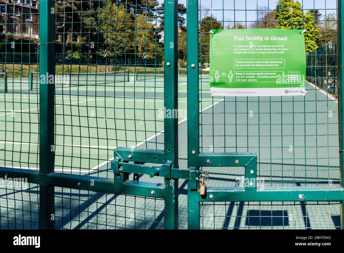 Tennisplätze in einem Park wegen der Sperrung der Coronavirus-Pandemie geschlossen, London, Großbritannien Stockfoto