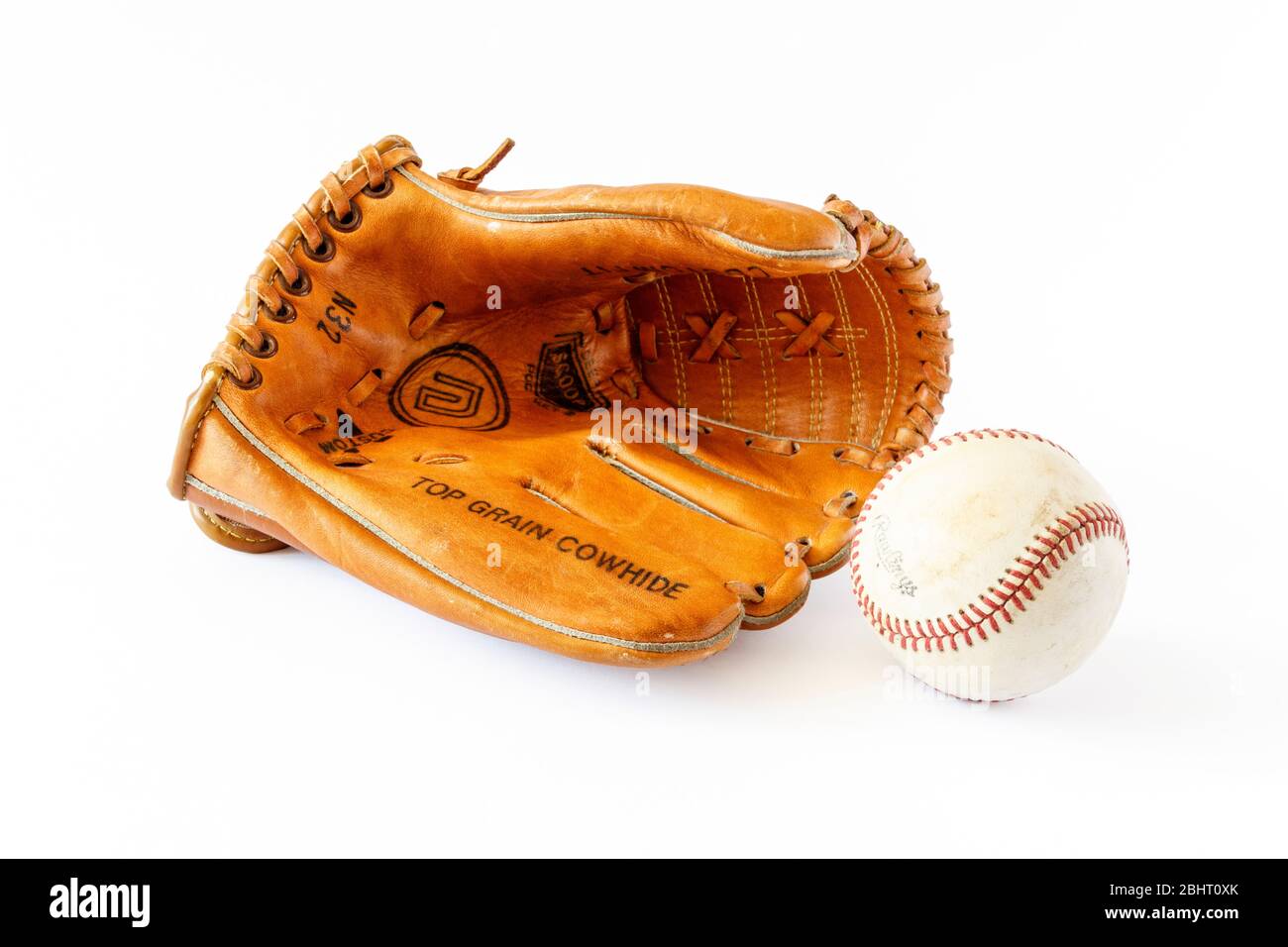 Baseballcatcher's Fäustling und Ball isoliert auf einem weißen Hintergrund Stockfoto